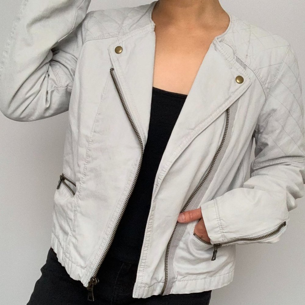 GAP Fall Modern Contemporary Quilted Zip Up Moto Jacket in Light Gray (US 6)